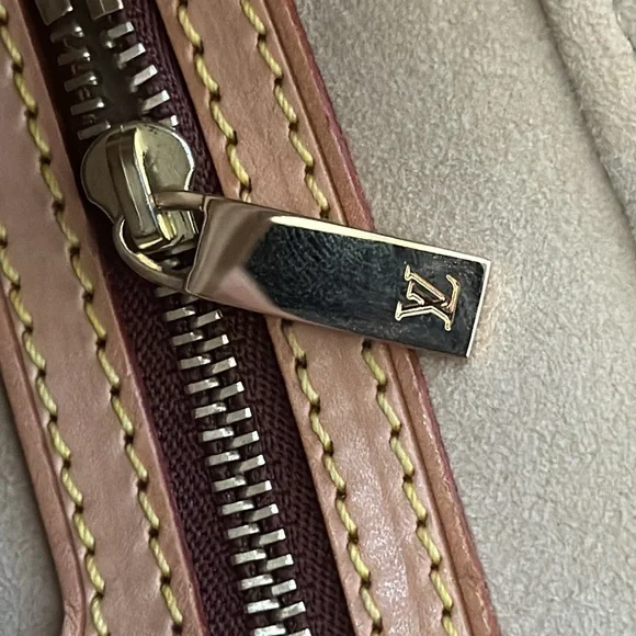 Louis Vuitton Looping MM Monogram Shoulder Bag - Picture 14 of 16